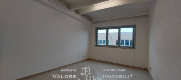3 rooms Warehouse in Livorno, Italy No. 131094 2