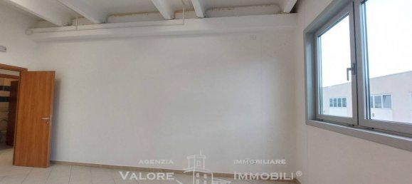3 rooms Warehouse in Livorno, Italy No. 131094 6
