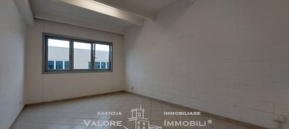 3 rooms Warehouse in Livorno, Italy No. 131094 3