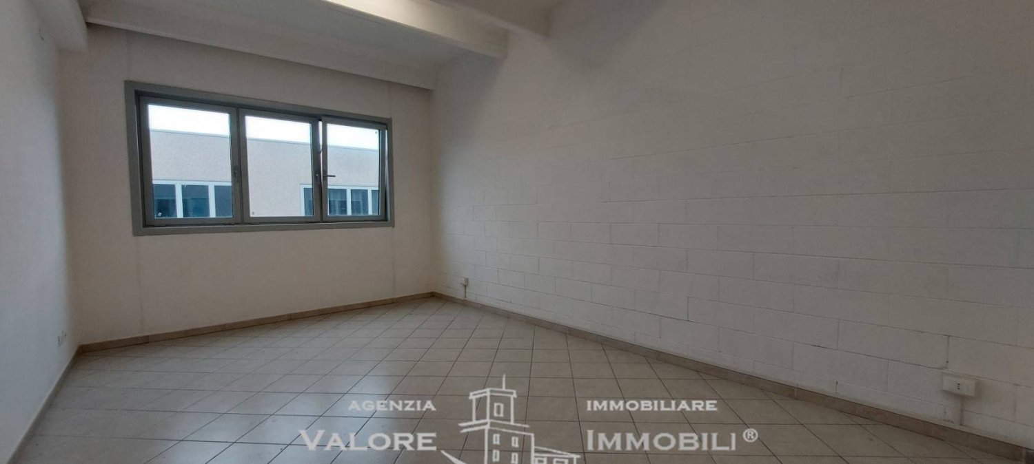3 rooms Warehouse in Livorno, Italy No. 131094