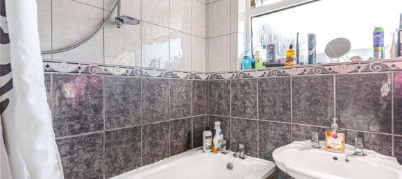 4 bedrooms House in Hounslow, United Kingdom No. 8477 10