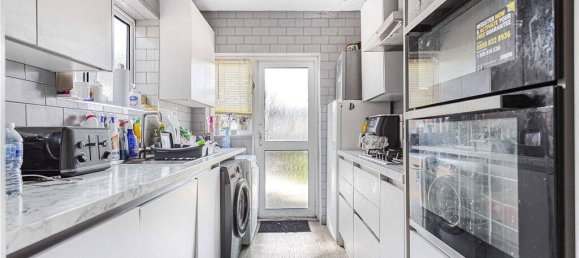 4 bedrooms House in Hounslow, United Kingdom No. 8477 3