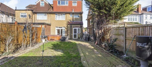 4 bedrooms House in Hounslow, United Kingdom No. 8477 5