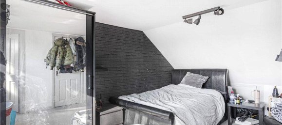 4 bedrooms House in Hounslow, United Kingdom No. 8477 7