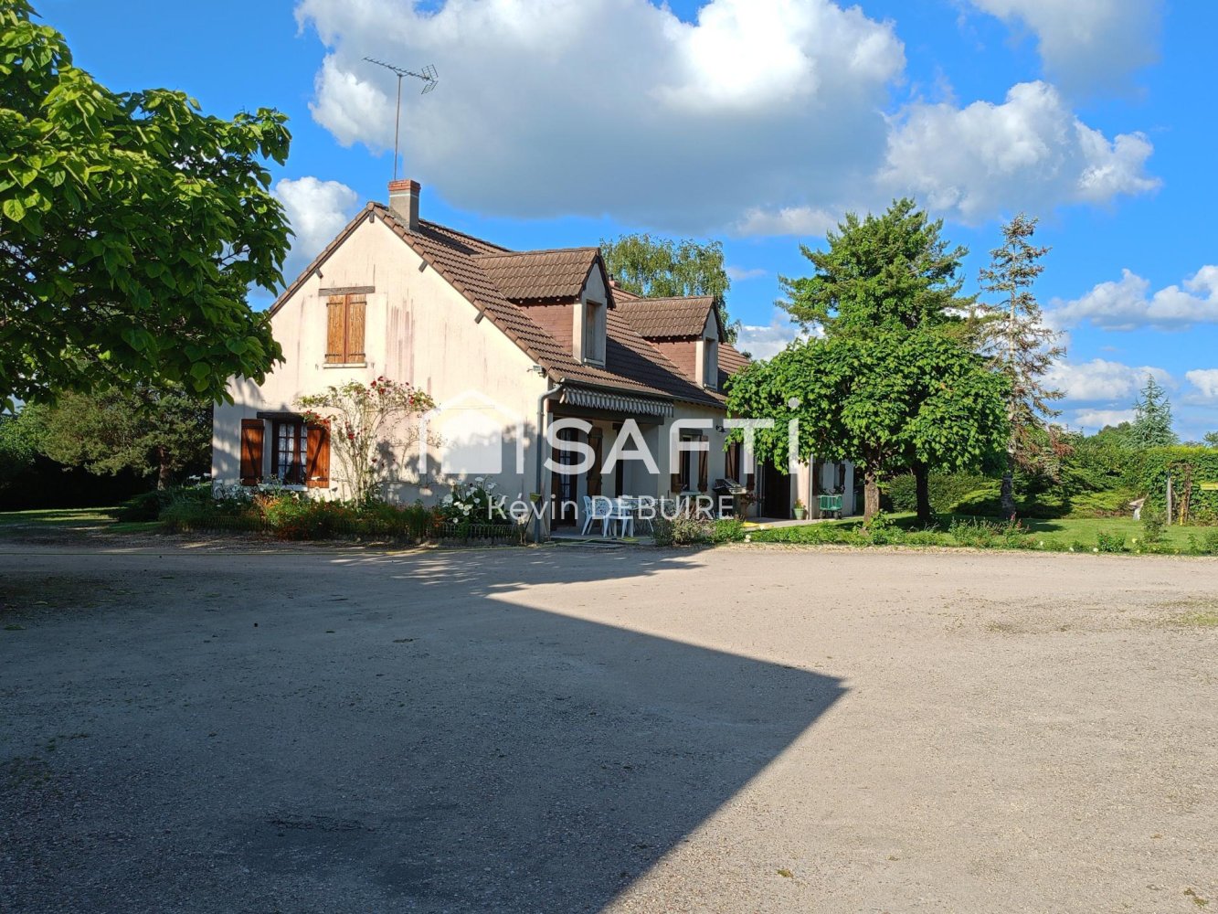 Casa de 4 dormitorios en Ange, France No. 228128
