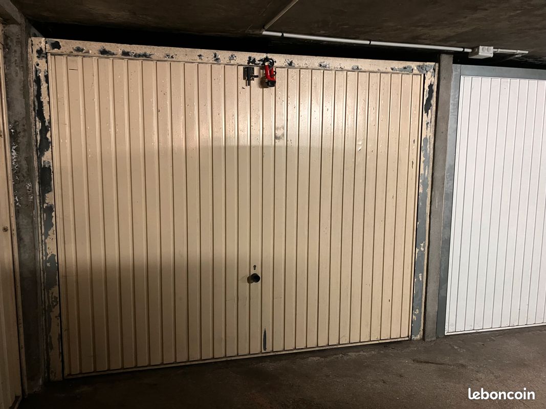  Garage in Chatillon, France No. 328558