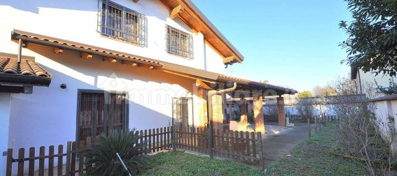 Villa de 5 habitaciónes en Inveruno, Italy No. 20351 2