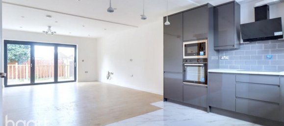 3 bedrooms House in Rainham, United Kingdom No. 4834 2