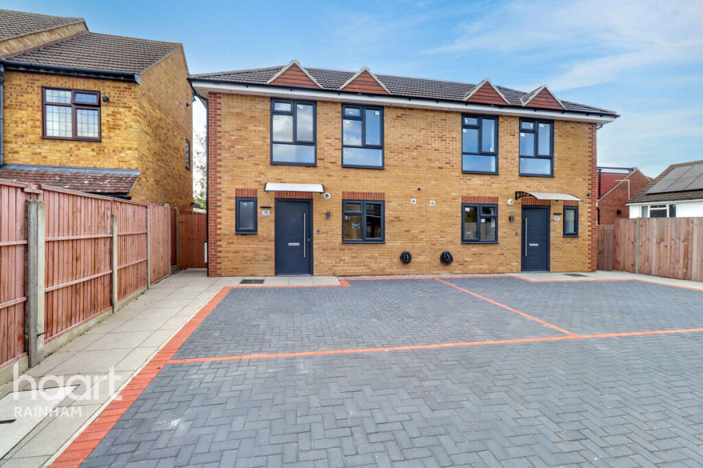 3 bedrooms House in Rainham, United Kingdom No. 4834