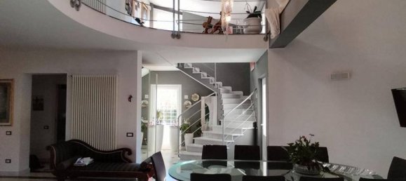 3 Schlafzimmer Villa in Carrara, Italy, Nr. 90109 8