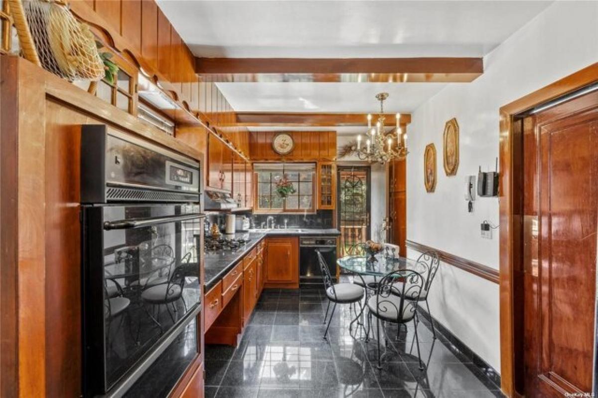 Дом с 4 спальнями в Douglaston, США № 291683