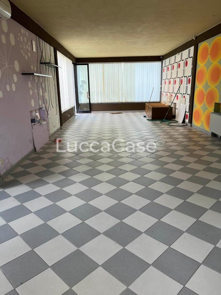 Gewerbliche Immobilie in Lucca, Italy 200m², Nr. 125227