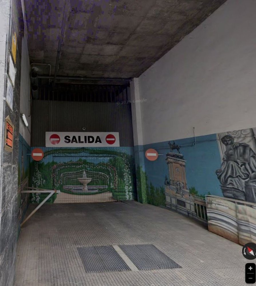  Garage in Madrid, Spain No. 236543