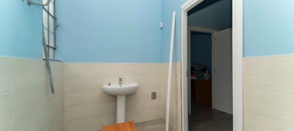 220m² Commercial property in Turin, Italy No. 377906 11