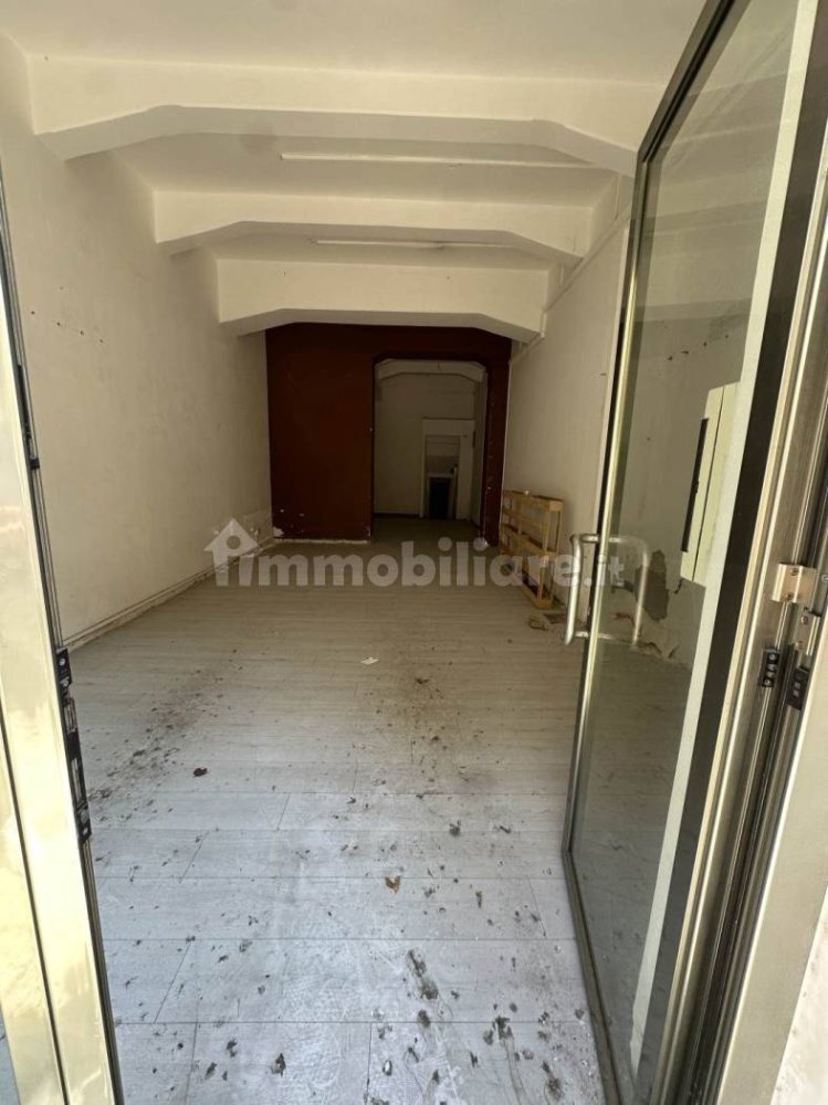 2 rooms Commercial property in Messina, Italy No. 44618