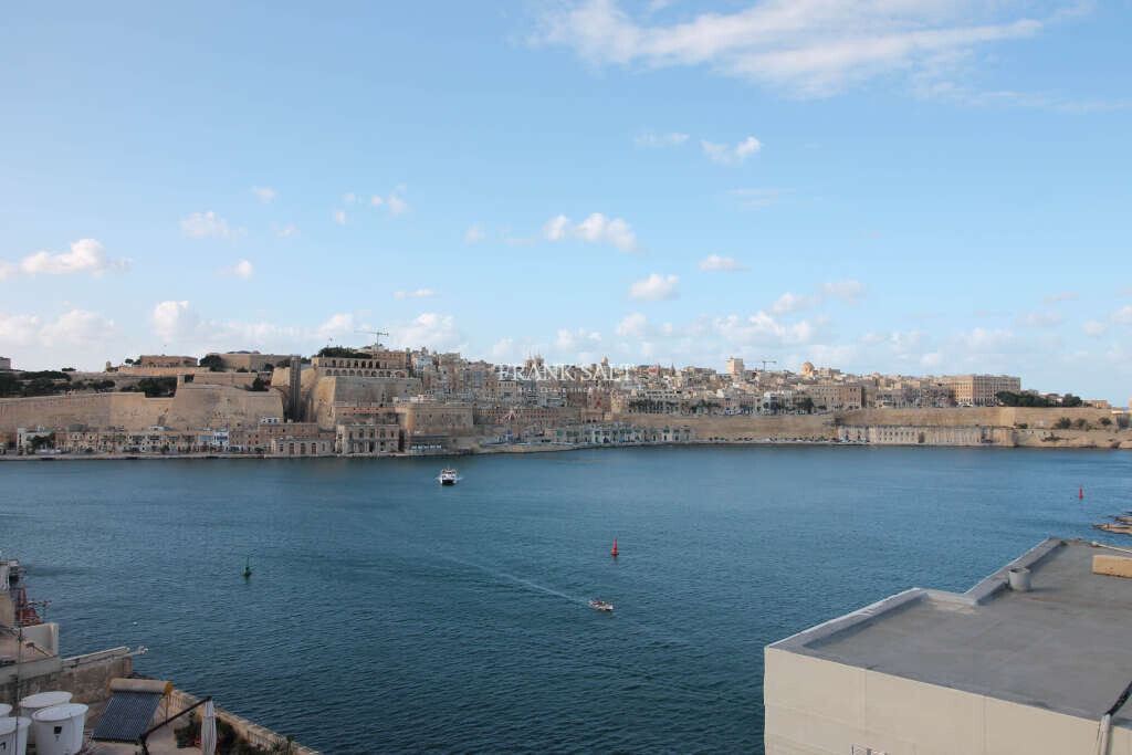 3 bedrooms Townhouse in Senglea, Malta No. 9929