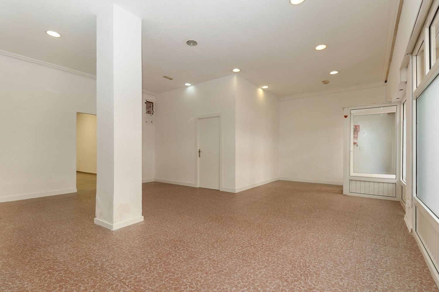 Gewerbliche Immobilie in Torrevieja, Spain 100m², Nr. 232097