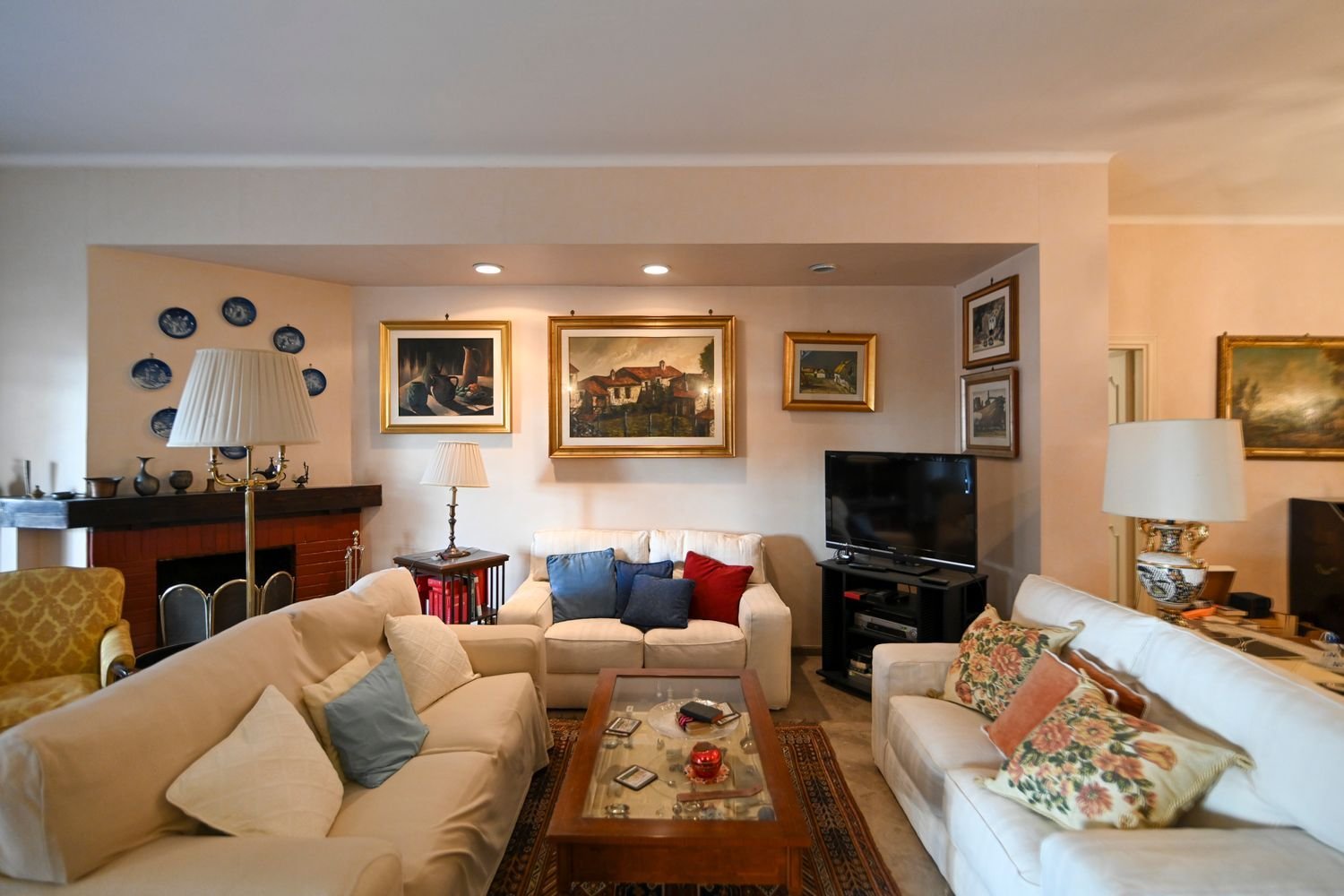 6 rooms Apartment in Rome, Italy No. 203068