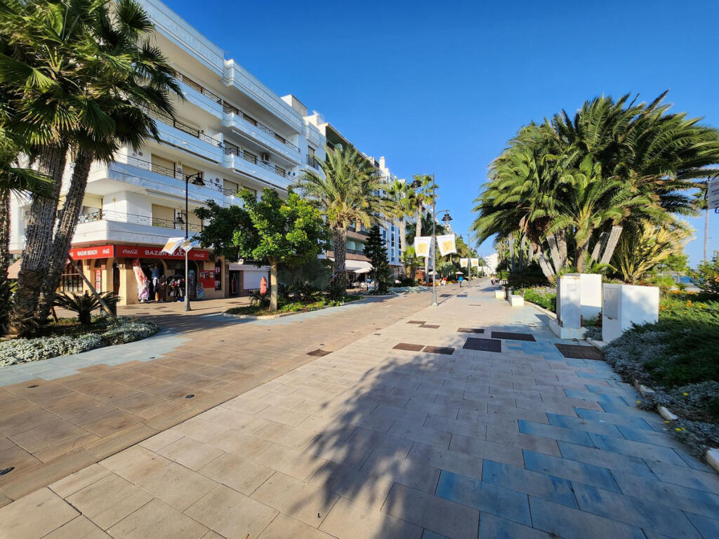 Apartamento de 4 dormitorios en Estepona, Spain No. 185327