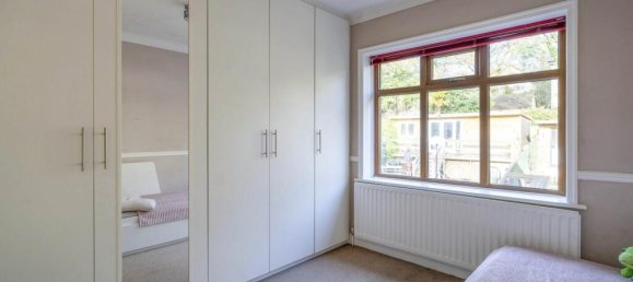 House in Bradford, United Kingdom No. 2593 8