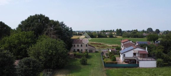 2 bedrooms Villa in Gonzaga, Italy No. 327596 5