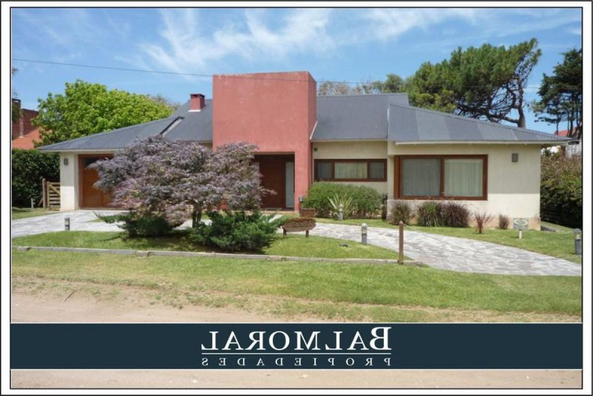 3 bedrooms House in Mar del Plata, Argentina No. 89049