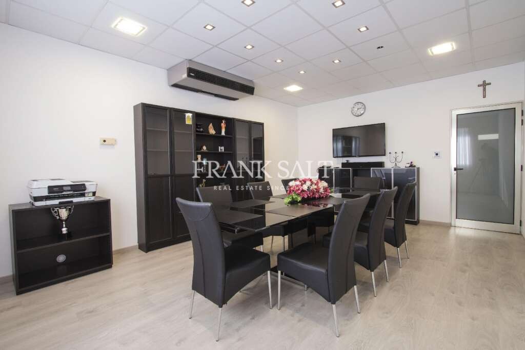 430m² Office in Qormi, Malta No. 13111
