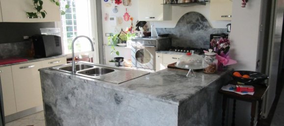 4 bedrooms Villa in Carrara, Italy No. 178390 3