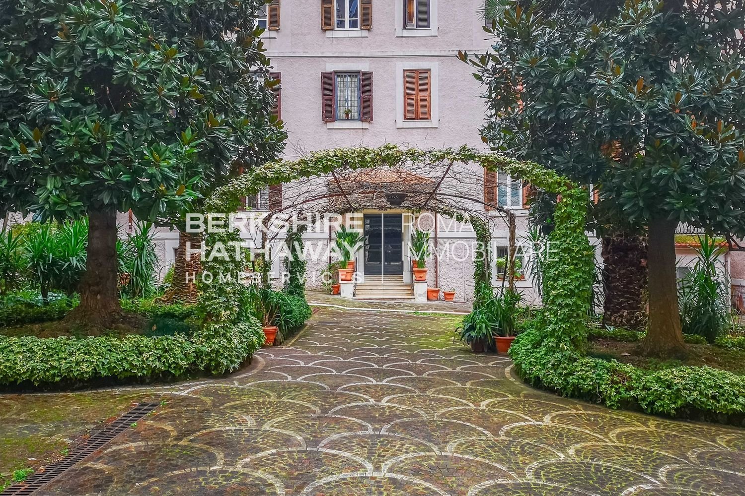 5 rooms Apartment in Rome, Italy No. 84937