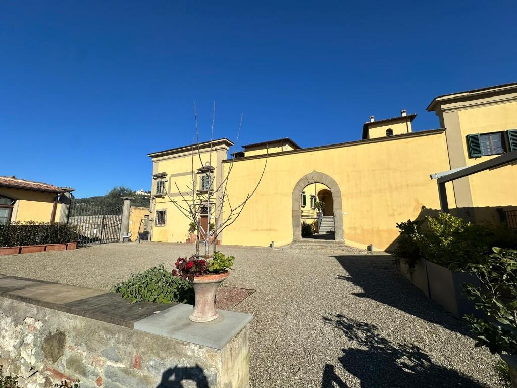 2 bedrooms Villa in Florence, Italy No. 142166