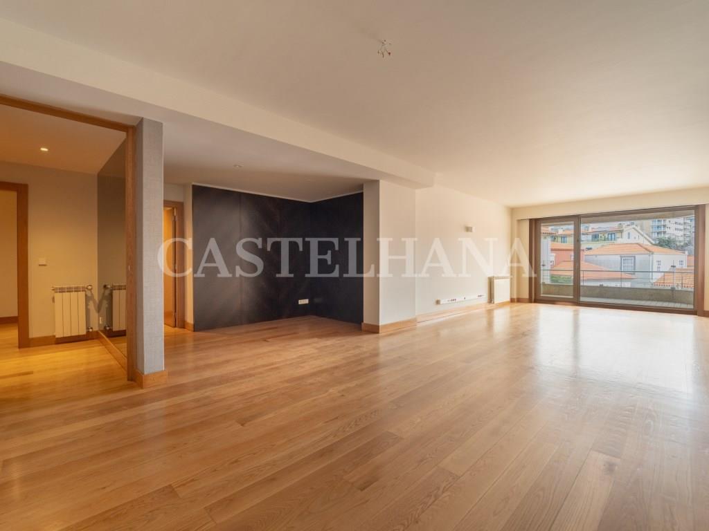 3 bedrooms Apartment in Porto, Portugal No. 97395