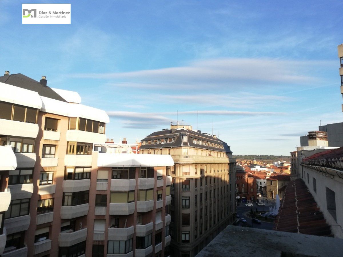 4 bedrooms Apartment in Leon, Spain No. 68839