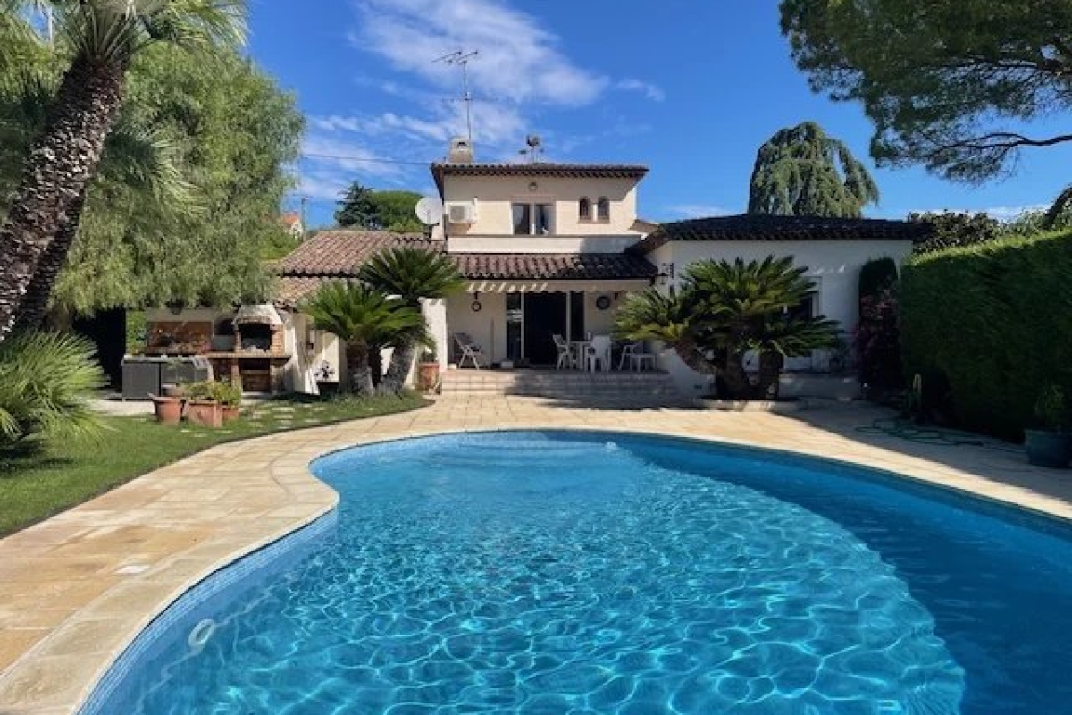 Villa de 4 habitaciónes en Mougins, France No. 295928