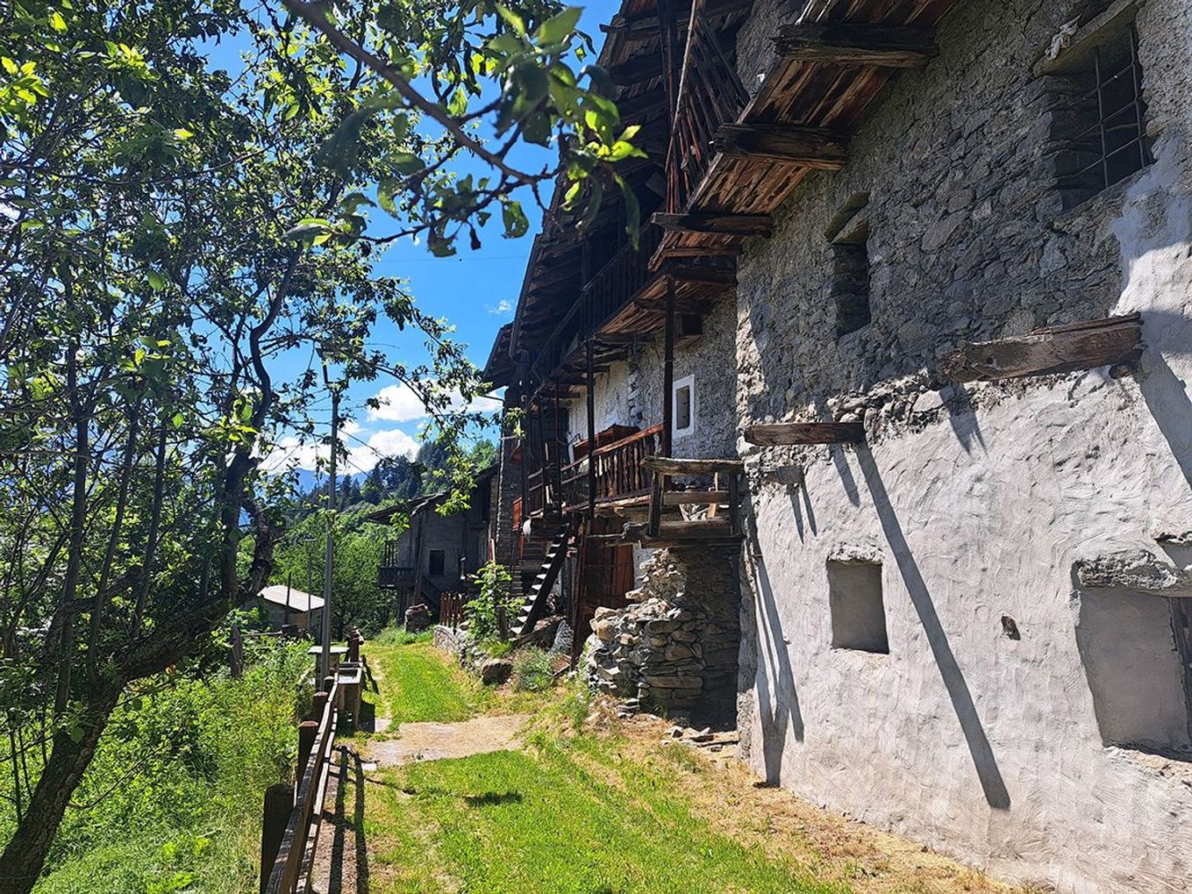 8 rooms House in La Salle, Italy No. 86009