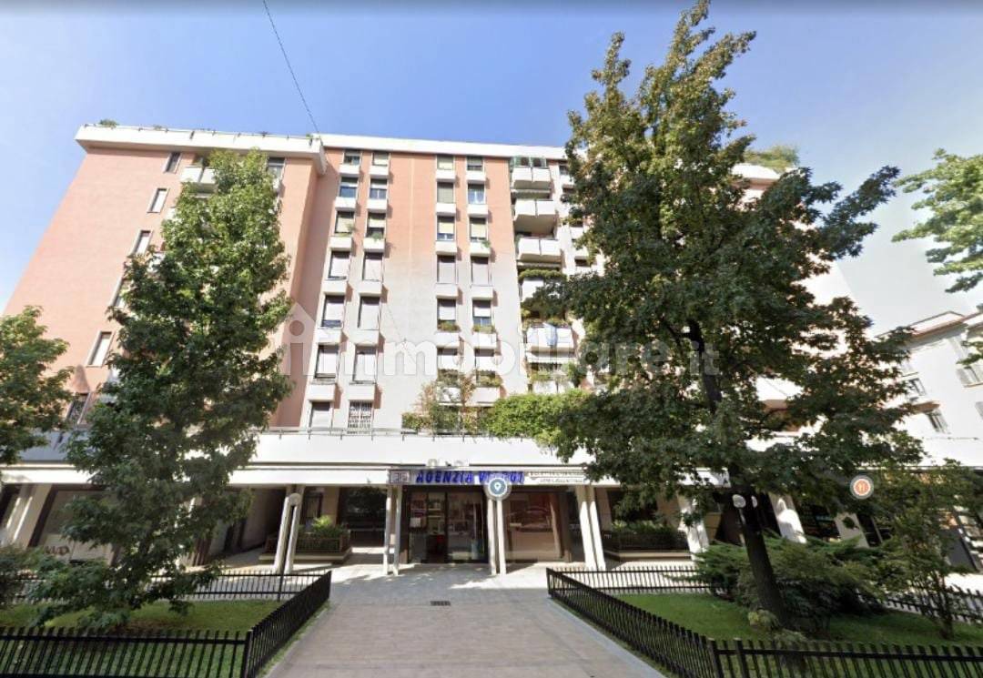 1000m² Warehouse in Milan, Italy No. 374032