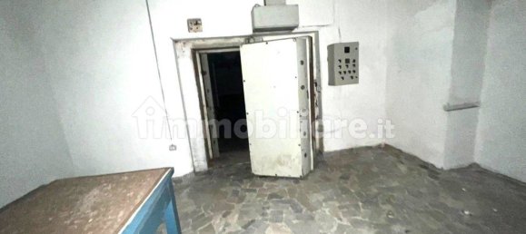 260m² Warehouse in Naples, Italy No. 7606 8