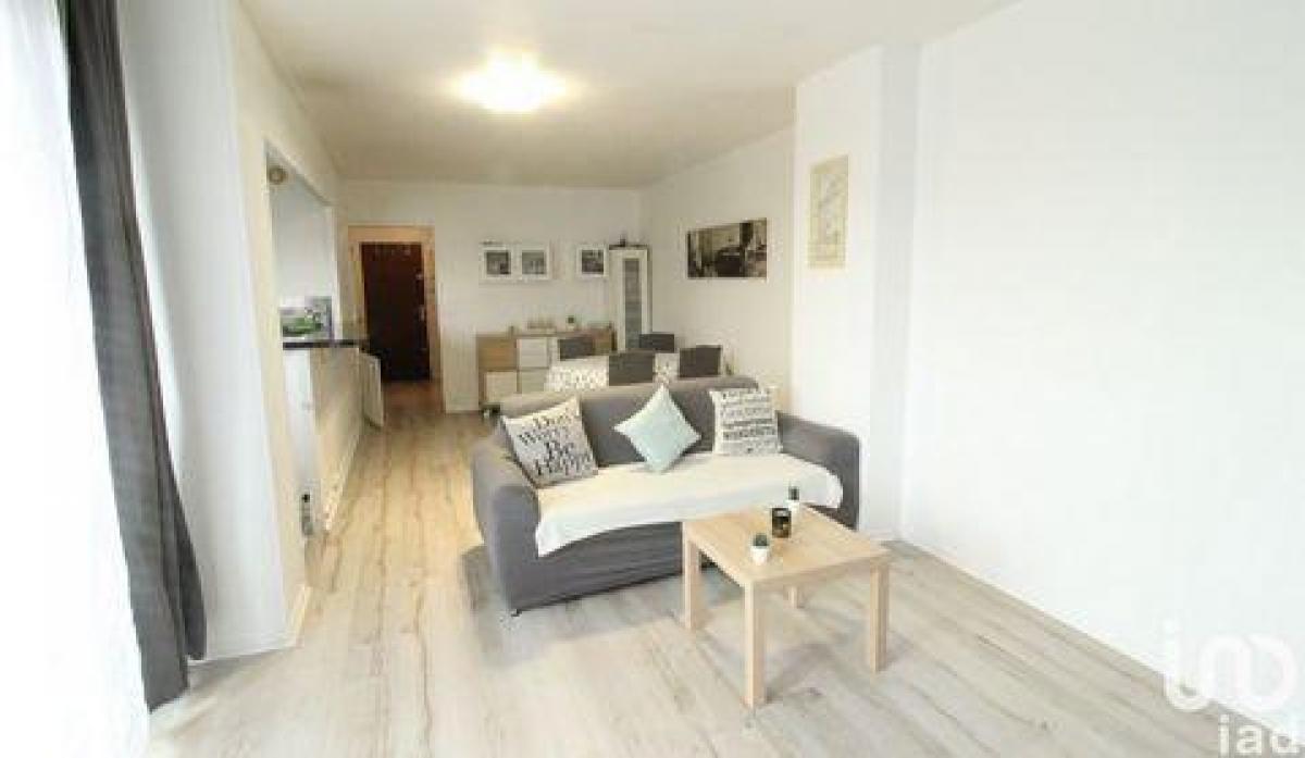 3 bedrooms Condo in Trappes, France No. 8724