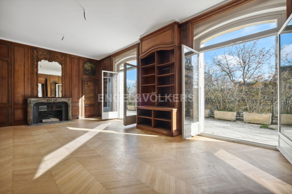 5 bedrooms Apartment in Paris, France No. 186216