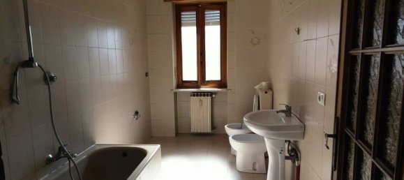 4-salle Appartement à Cuneo, Italy No. 14481 32