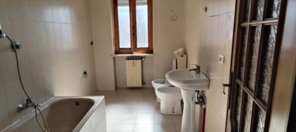 4-salle Appartement à Cuneo, Italy No. 14481 7