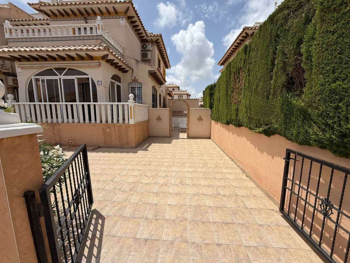 3 غرف نوم تاون هاوس في Alicante, Spain رقم 238328
