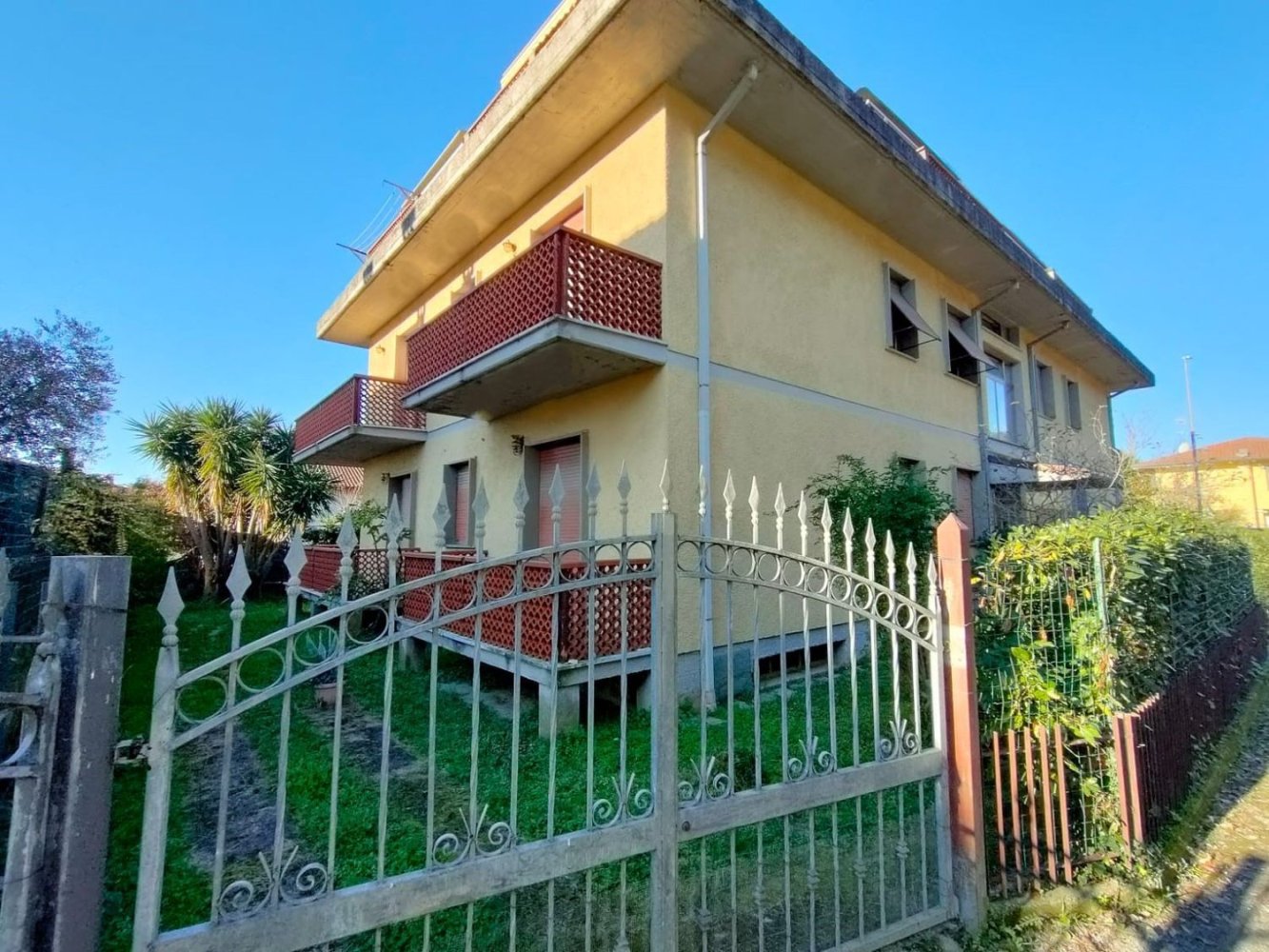 5 rooms Apartment in Massa, Italy No. 188942