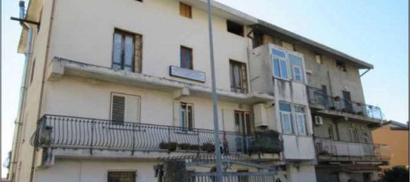 5 rooms Apartment in Zagarise, Italy No. 184704 2