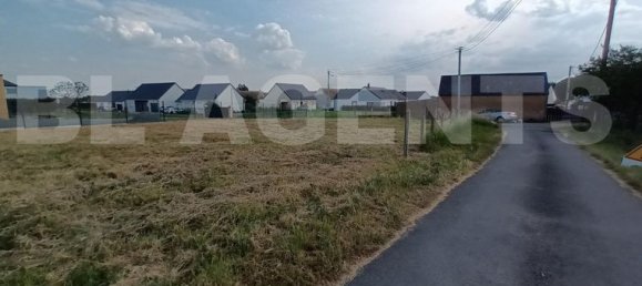 582m² Land in Ecommoy, France No. 305902 2