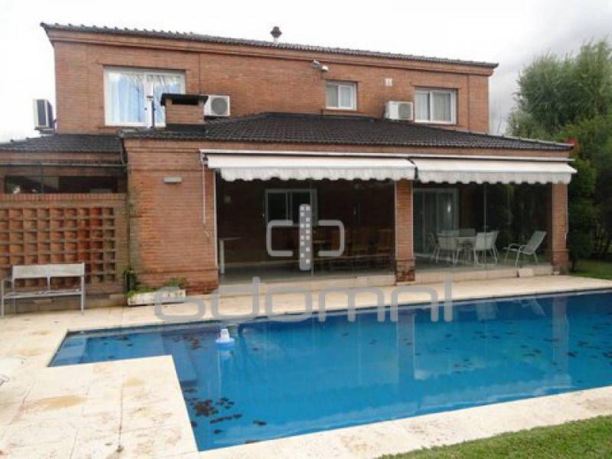 Casa de 4 dormitorios en Pilar, Argentina No. 85482