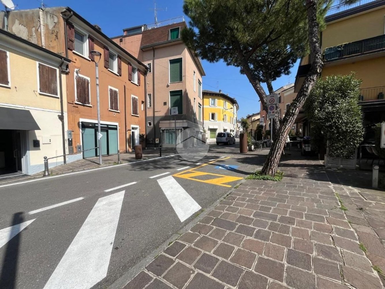 90m² Commercial property in Desenzano del Garda, Italy No. 258592