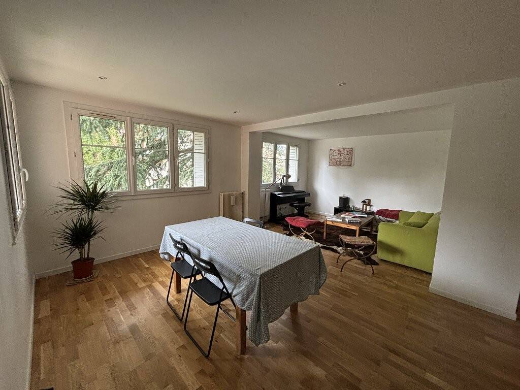 3 bedrooms Apartment in Montrouge, France No. 171743