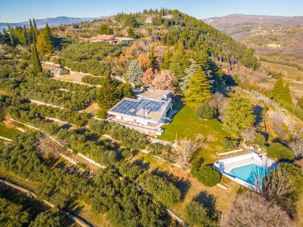 4 bedrooms Villa in Verona, Italy No. 283760