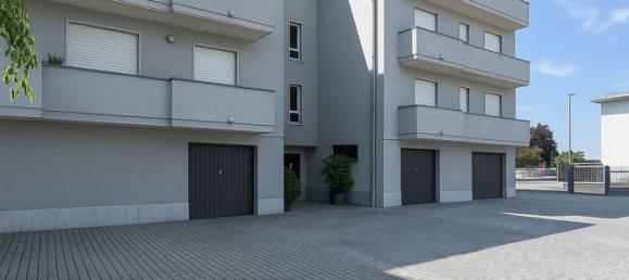 3 rooms Apartment in Casnate con Bernate, Italy No. 258611 2