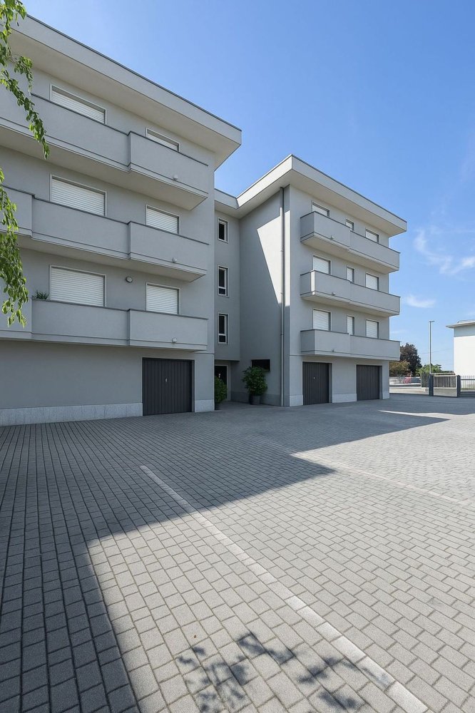 3 rooms Apartment in Casnate con Bernate, Italy No. 258611